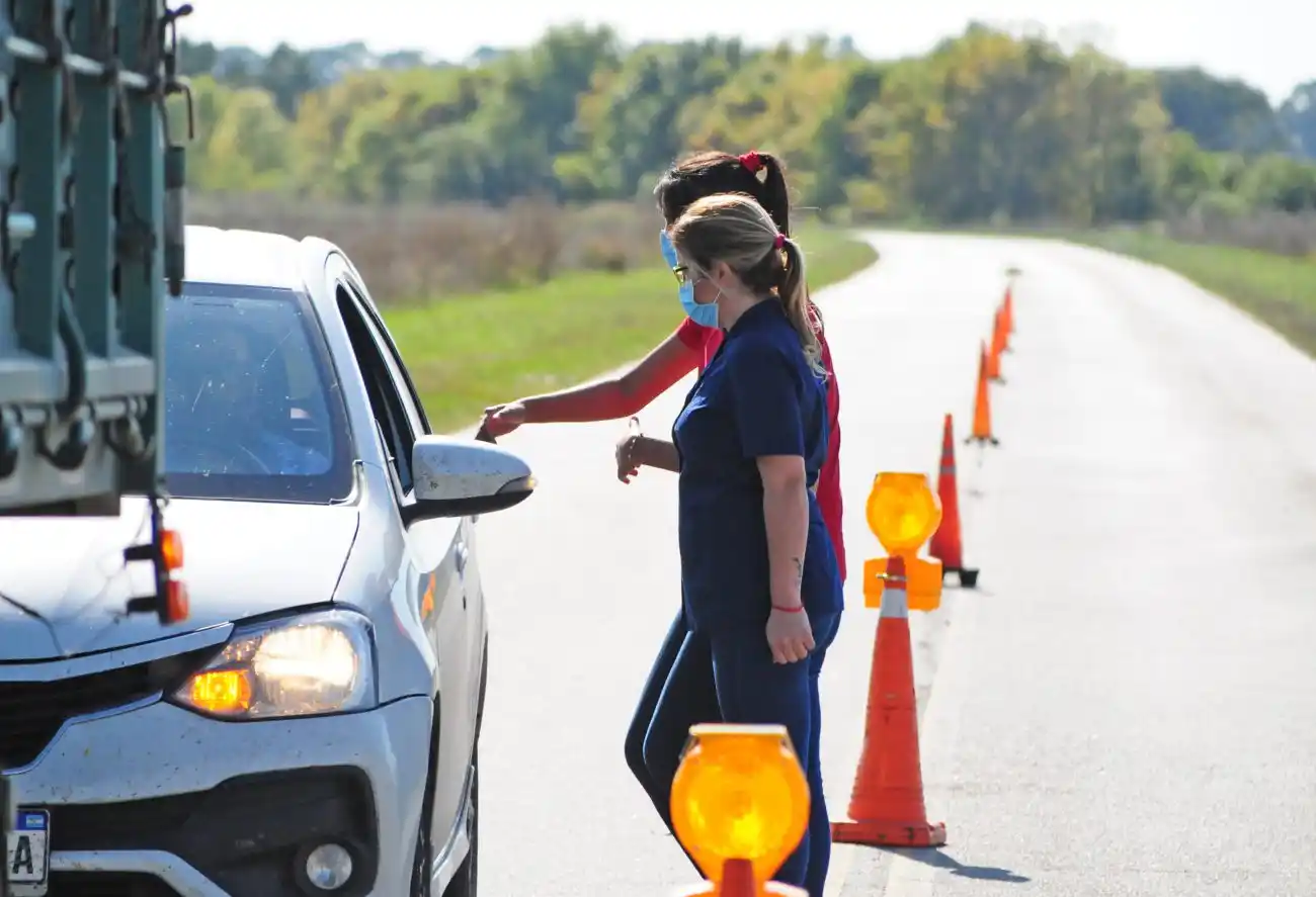 ¿Se debe utilizar barbijo en el auto?
