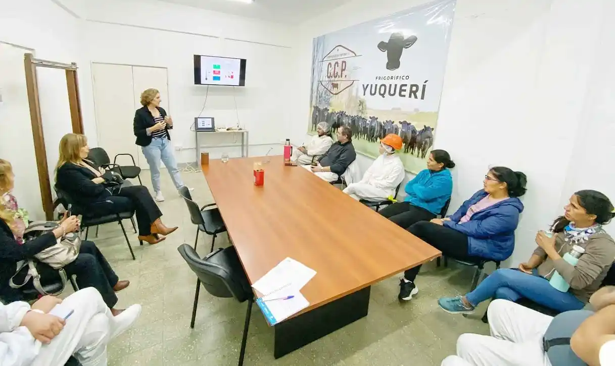 Capacitación sobre manipulación de alimentos en el Frigorífico Yuquerí