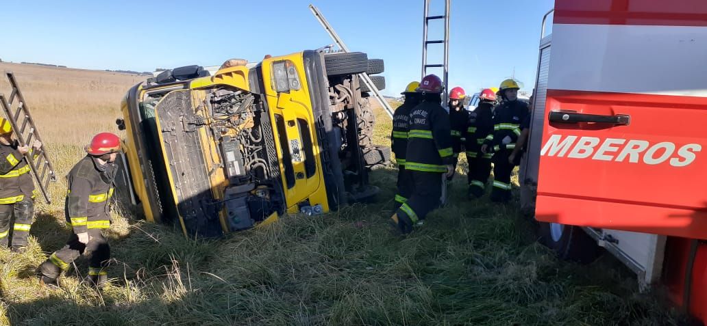 Un camión volcó en Chaves y su conductor fue trasladado al Hospital