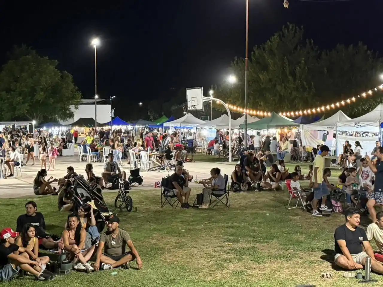 El predio de 2 de Abril y Cabral se vio colmado de vecinos. Foto: MVT