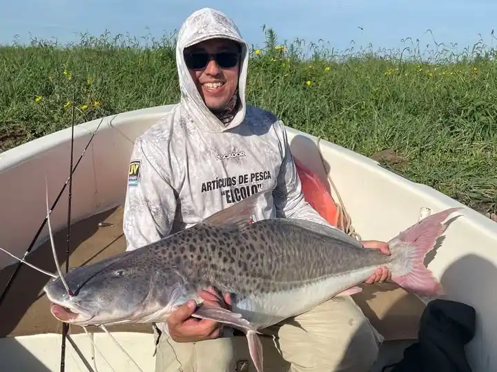 ¡Felicitan a Gerardo por su gran pesca!