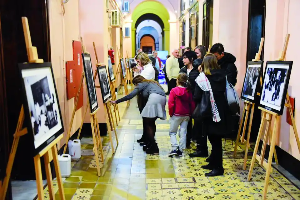 La muestra itinerante de fotos de Evita pretende reflejar la vida de la dirigente en la década del 50
