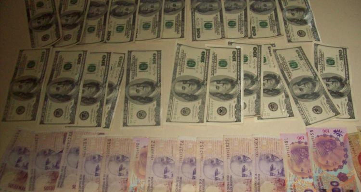 Aprehendieron a tres personas con dólares falsos