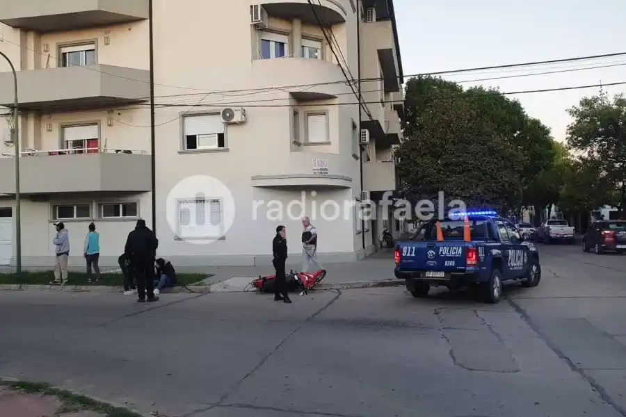 Accidente de tránsito terminó con una joven motociclista con lesiones leves