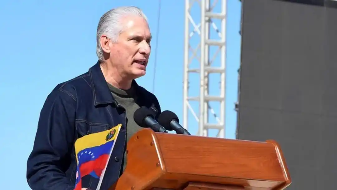 Díaz-Canel durante un discurso en un acto de condena a la agresión militar estadounidense contra Venezuela en La Habana.
