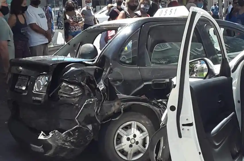 Un conductor perdió el control y chocó cuatro taxis