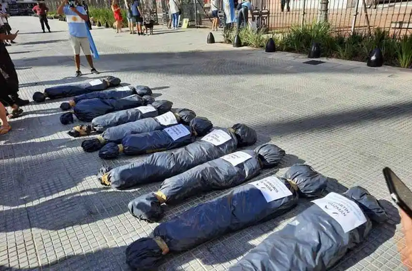 Alberto Fernández repudió las bolsas mortuorias en la marcha de la oposición