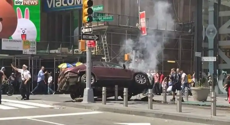 Un auto atropelló a más de 10 personas en Nueva York: al menos un muerto y varios heridos