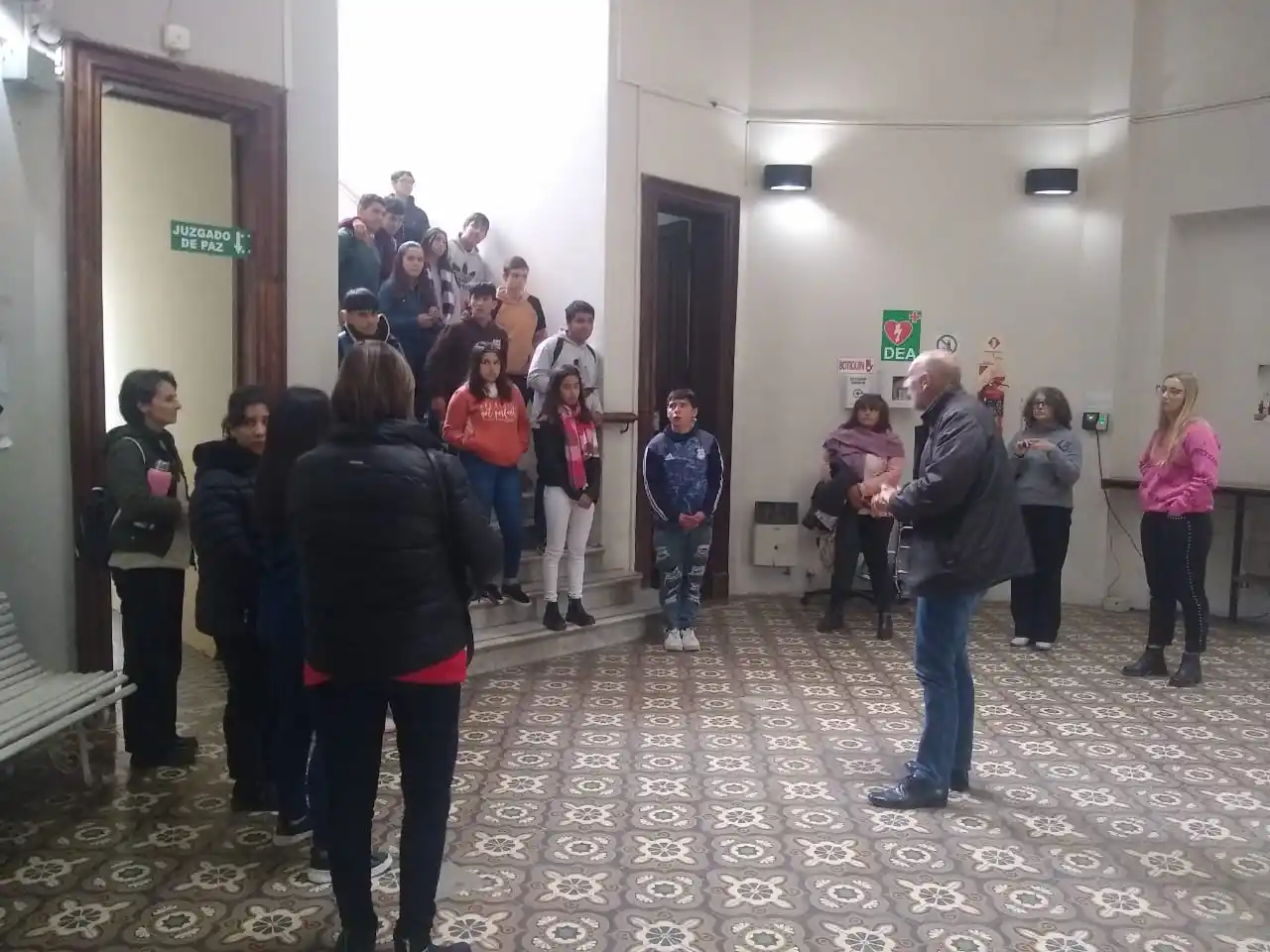 Dardo Tórtul ofició de guía a los estudiantes y docentes.