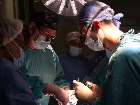 Hazaña en el Garrahan: operaron a una beba en el útero de su mamá y el final es conmovedor