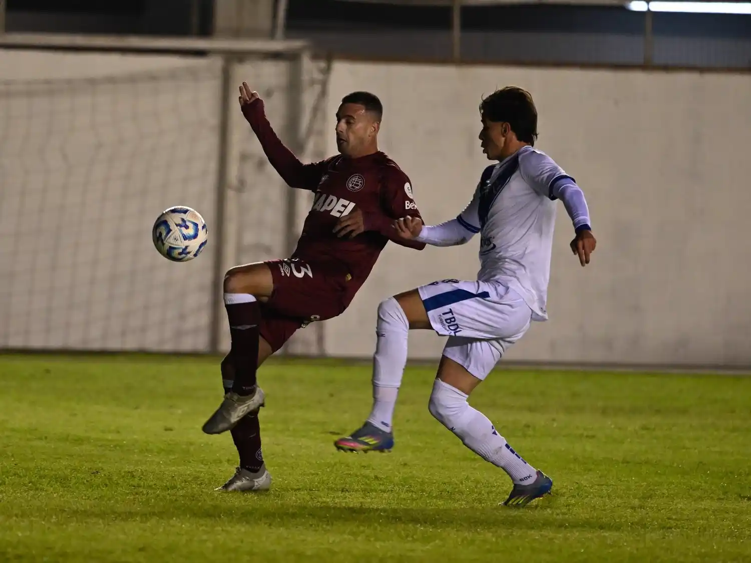 Lanús pegó de entrada y dejó en el camino a Vélez