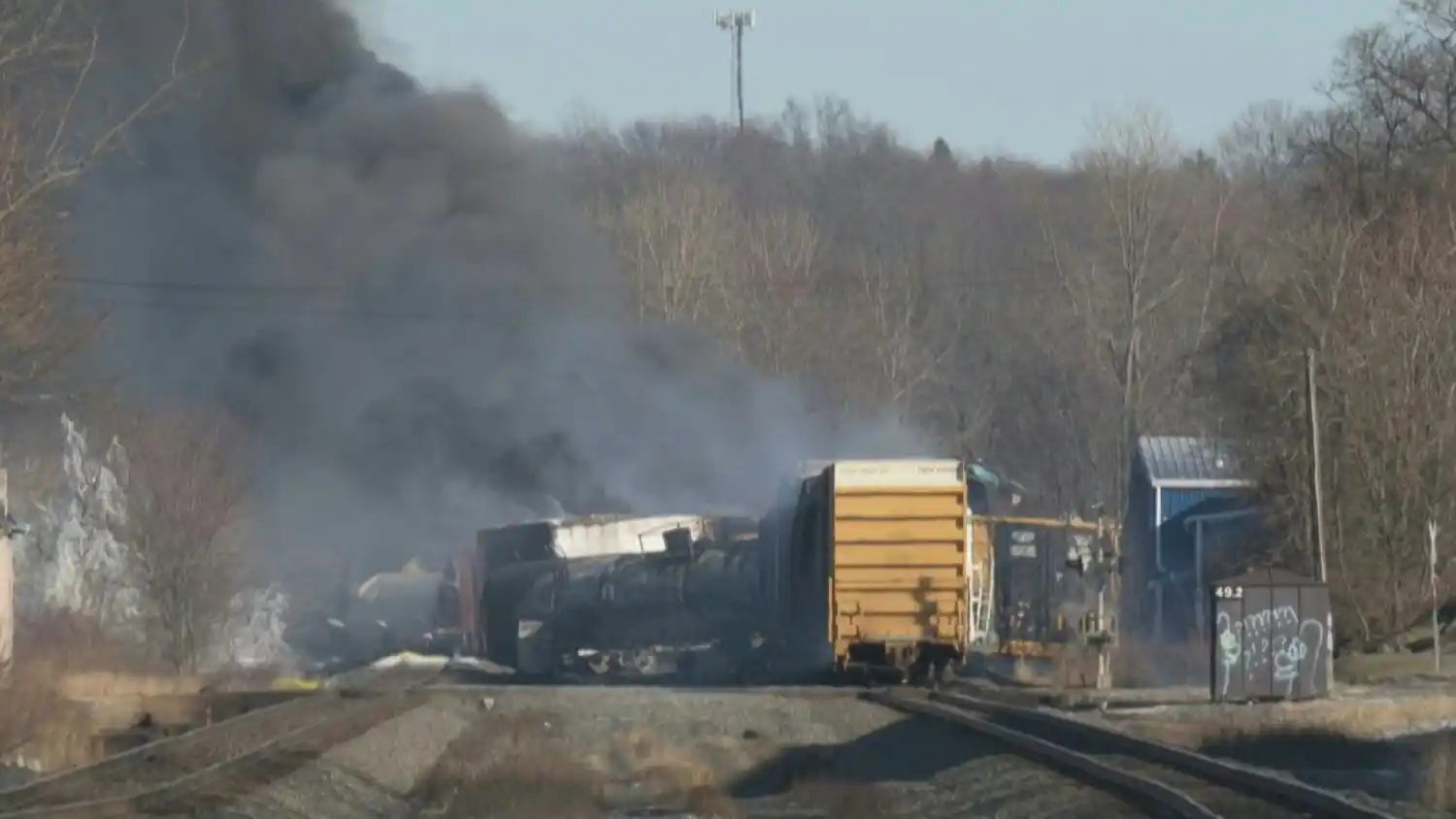 Accidente ferroviario causa PÁNICO AMBIENTAL en Ohio: piden a habitantes de East Palestine consumir agua envasada