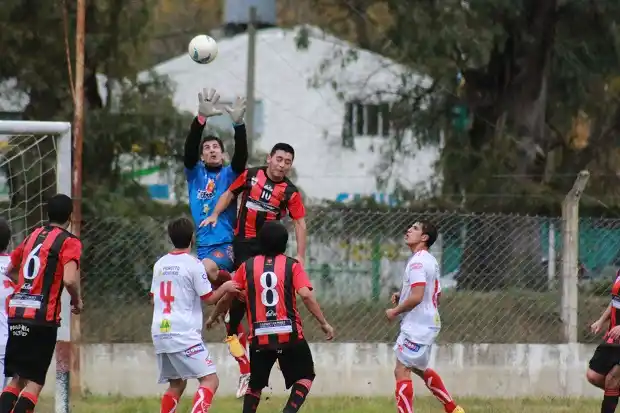 Central Entrerriano igualó con Central Larroque y es puntero junto a Juventud