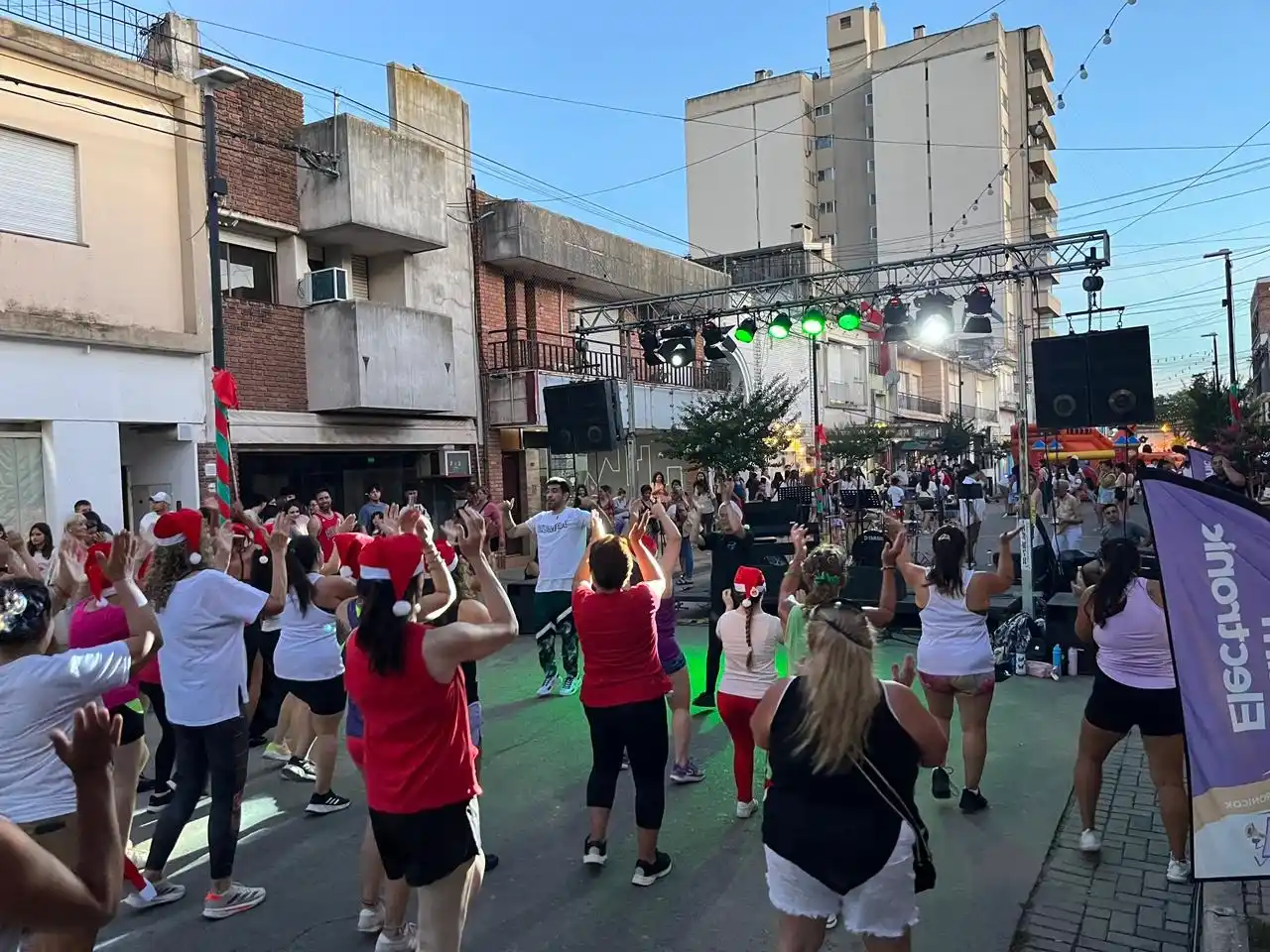 El baile no faltó en la "cuadra larga" de calle Belgrano.