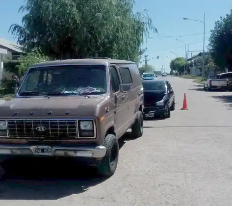 Un joven chocó contra un auto estacionado