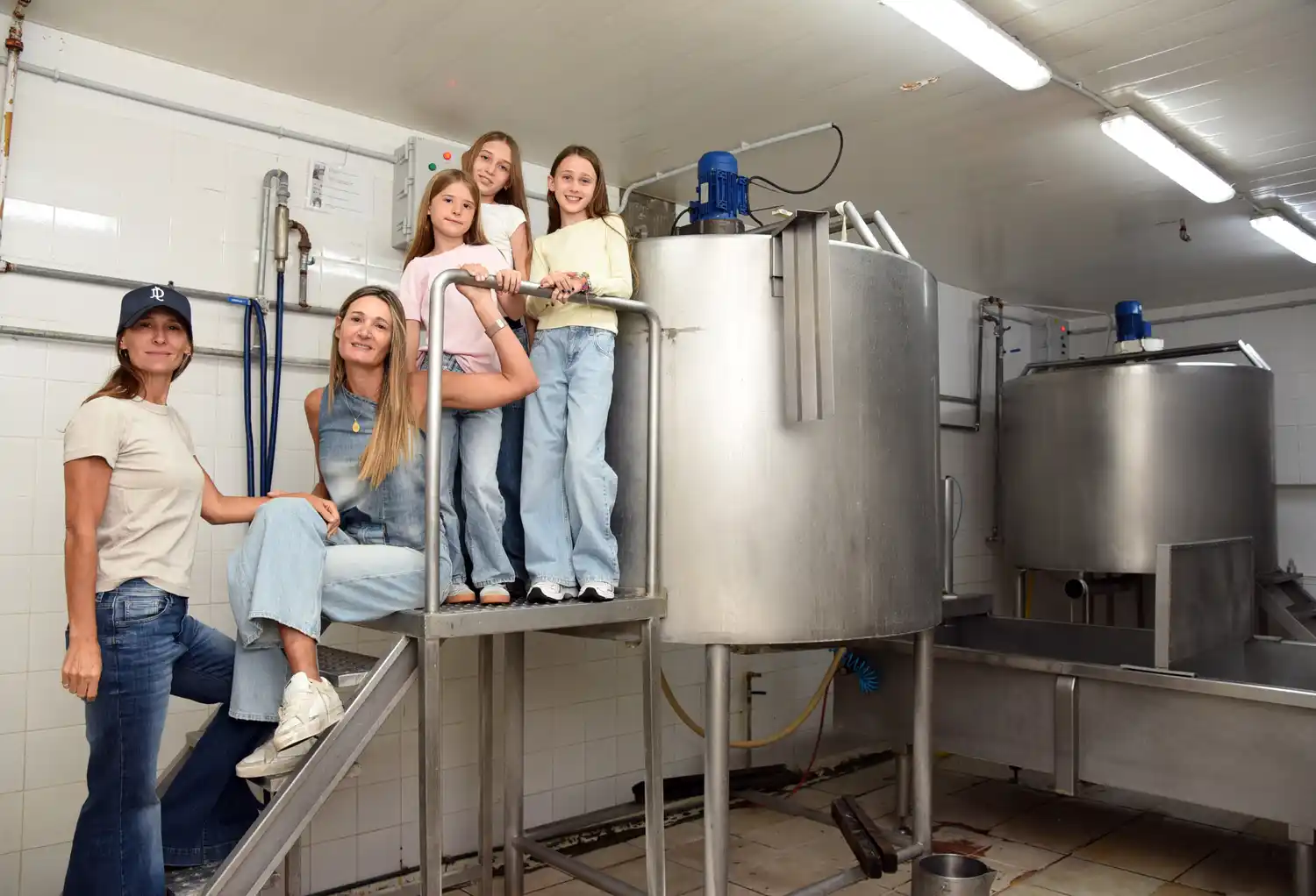 Carla y Mariana Antonutti, dueñas de Santo Padre, junto a sus hijas.