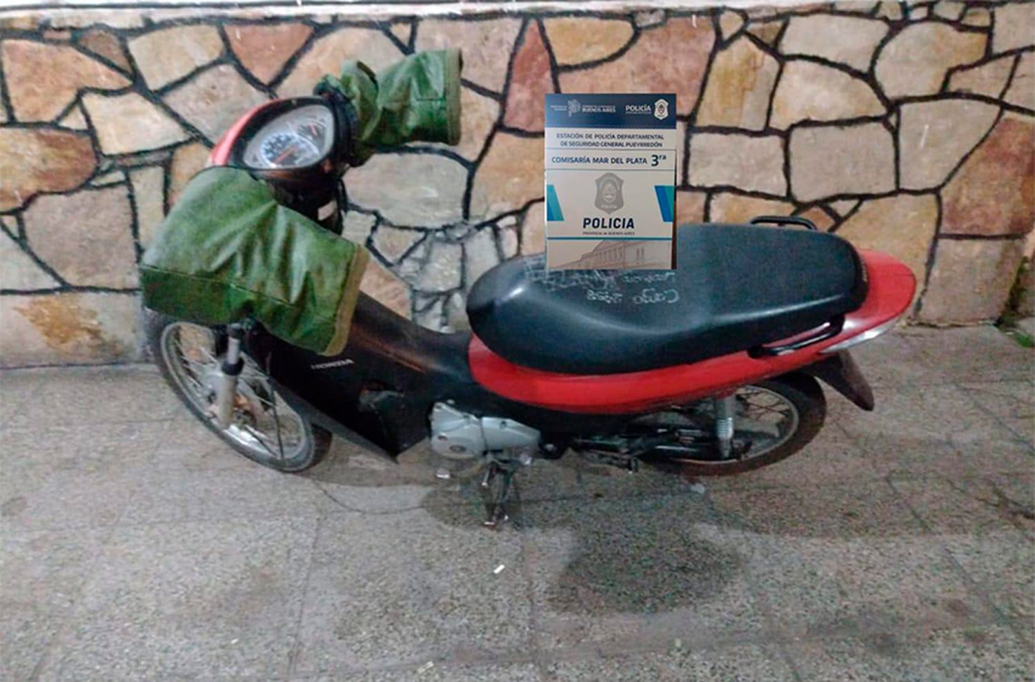 Un menor robó una moto de delivery de cerveza y se escondió tras unos arbustos