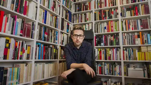 «Lo que está y no se usa nos fulminará», de Patricio Pron   