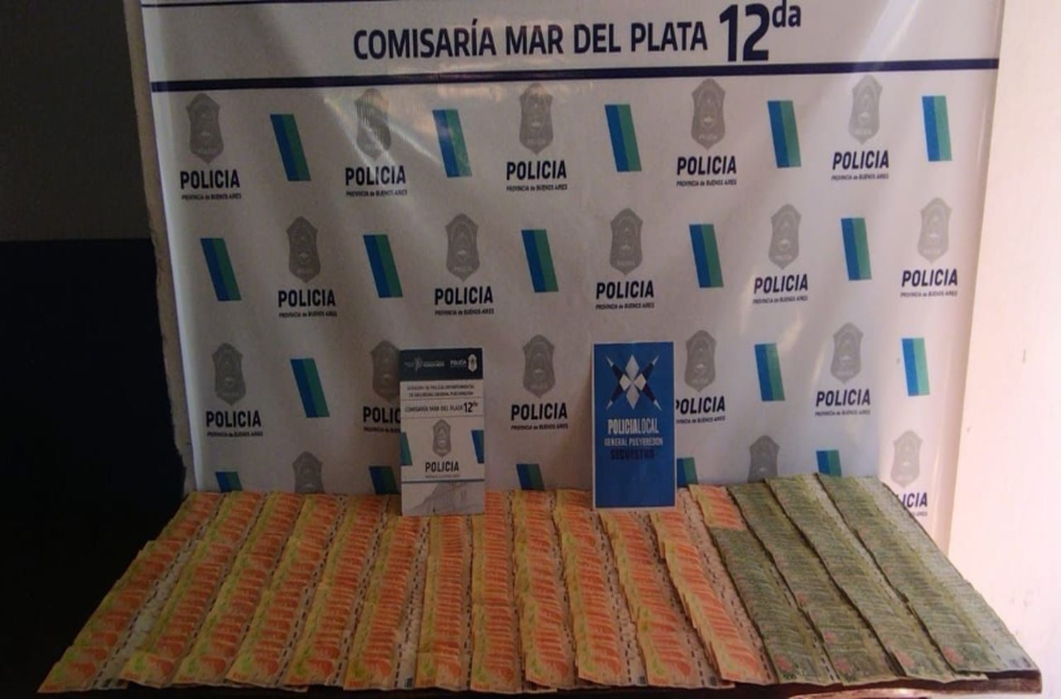 Le roban medio millón de pesos a camionero en playón de un hipermercado