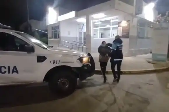 Le dijeron que recargue energías y robó la batería de un auto