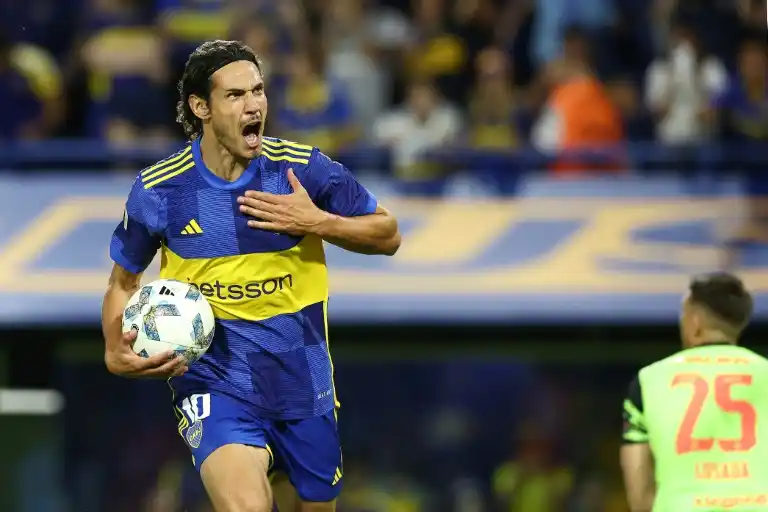 Cavani anotó un hat-trick ante Belgrano.