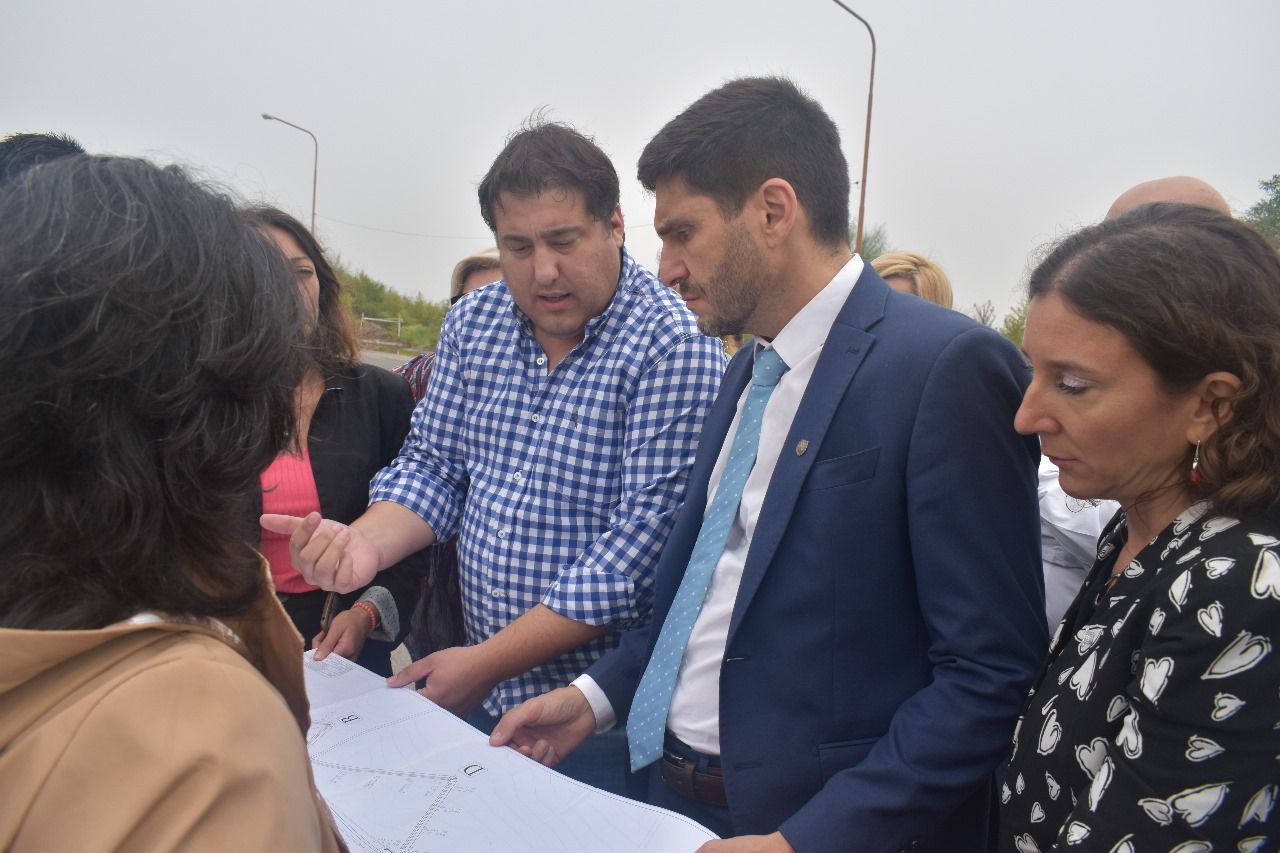 La senadora acompañando al gobernador en su visita a Melincué.