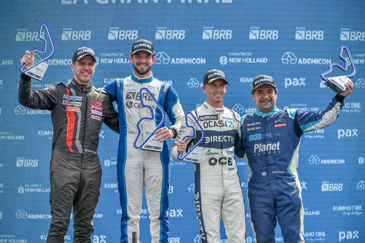 Leonel Pernía, en el podio de la primera carrera en Rosario.