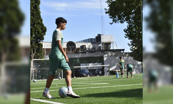 De viajar a entrenar con un comisionista a empezar a jugar en AFA: Thiago Ratine comienza su recorrido en Banfield