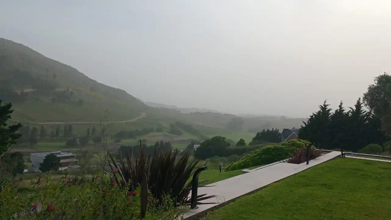 Humo y polvo en suspensión en el cielo de la ciudad.