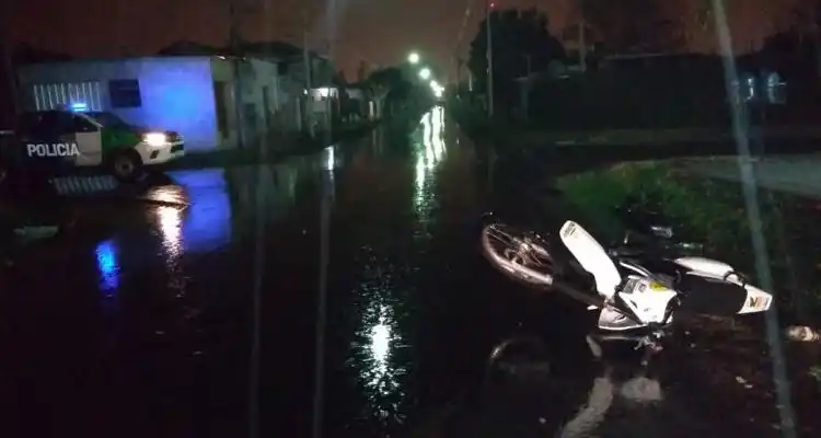 Camioneta chocó a padre e hija y los abandonó bajo la lluvia