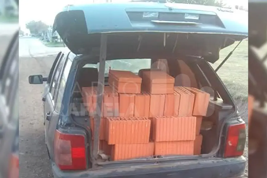 Llenó su auto de ladrillos robados y acabó detenido