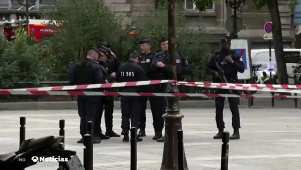 Un hombre mató a cuatro policías en un ataque con un cuchillo