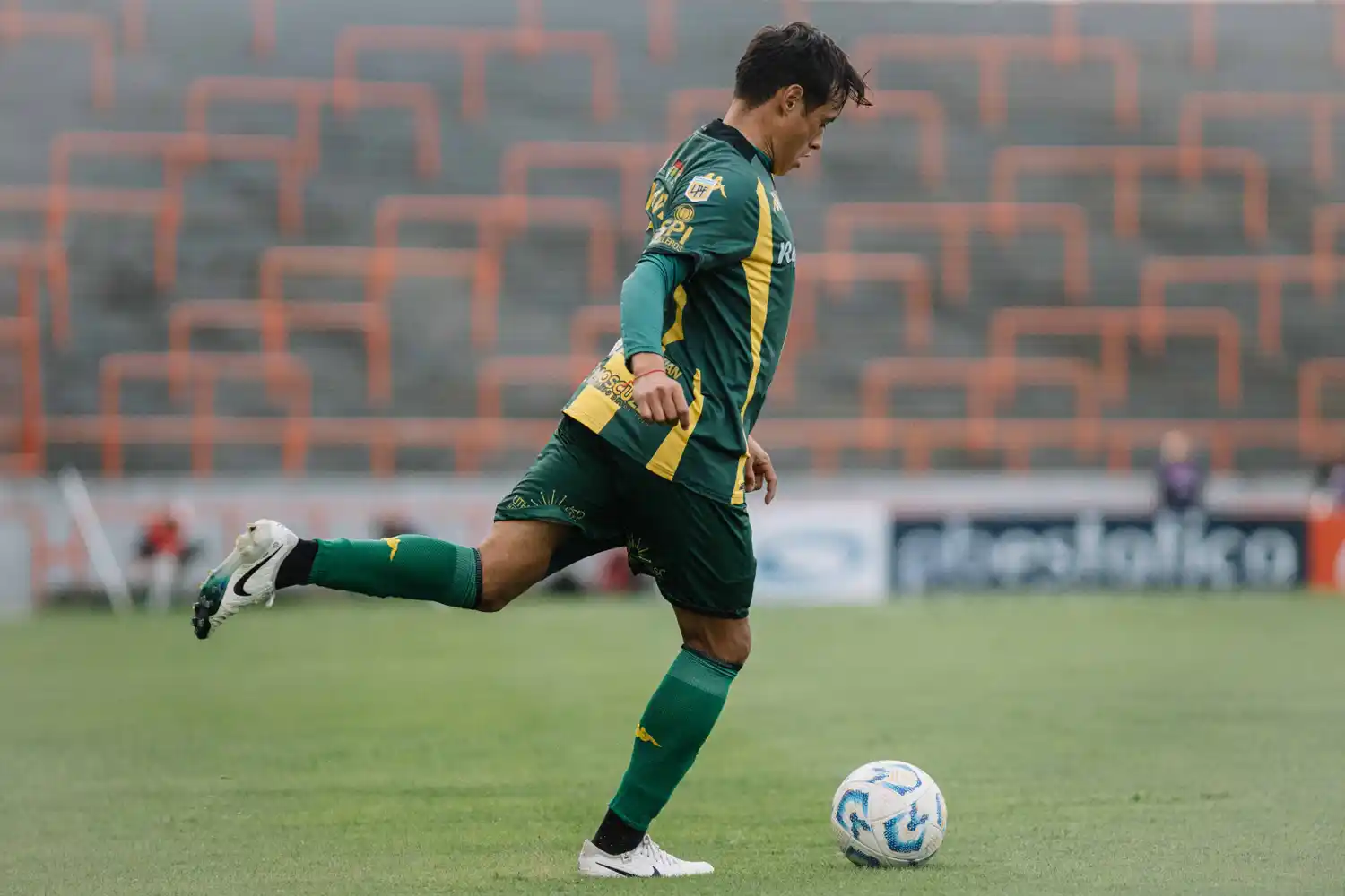 Lautaro Chávez por tirar un centro.