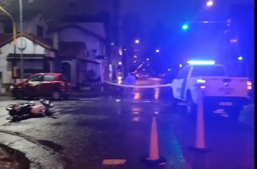 Un motociclista se fracturó la cadera tras chocar contra un auto en el centro