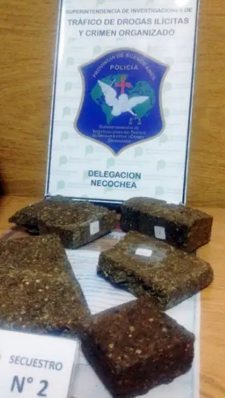Tres jóvenes detenidos por comercio de droga