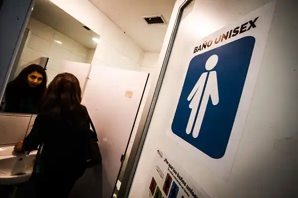 Una escuela de Concordia aprobó que en el edificio haya baños mixtos