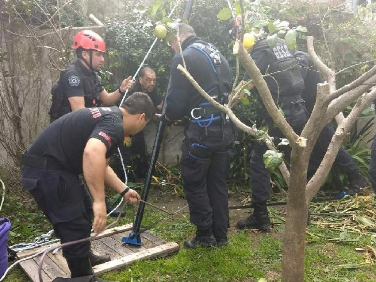 [Video] Rescataron a una anciana de 95 años que cayó en un pozo