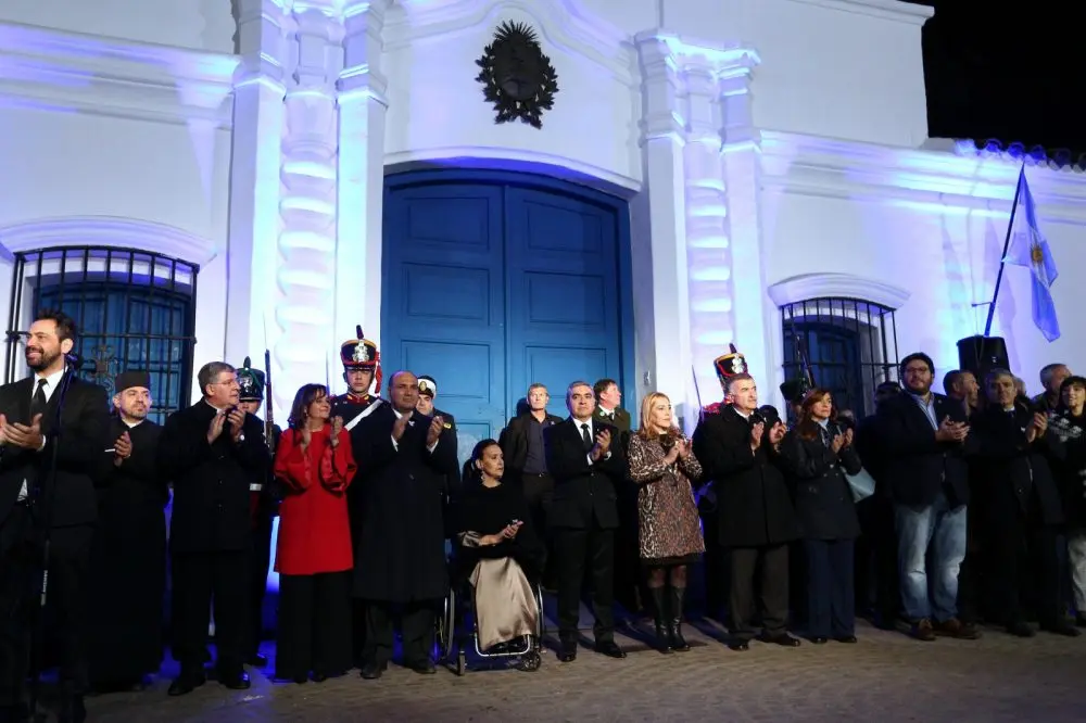 Izamiento de la bandera en Tucumán abrió los festejos en el frío domingo