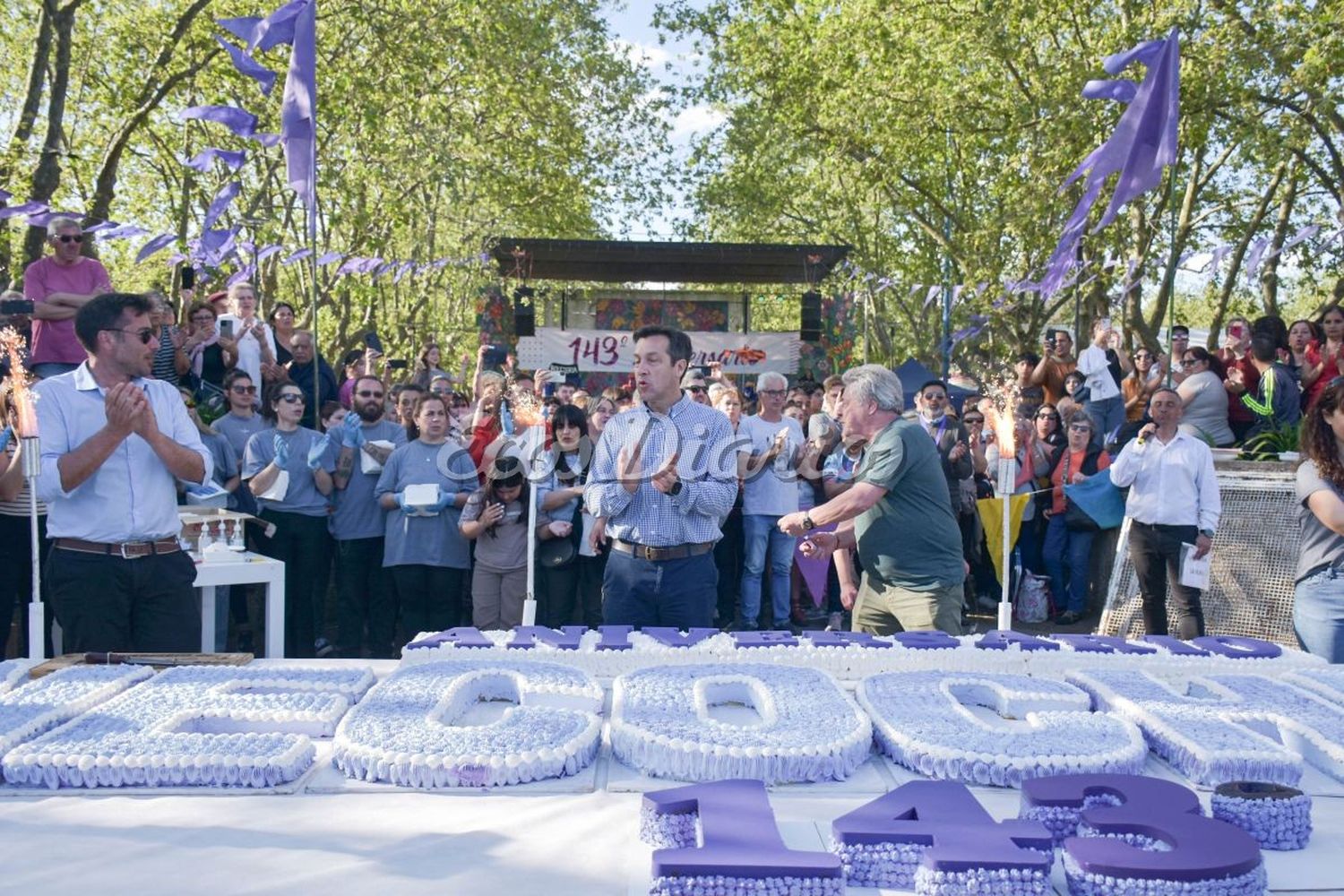 Arturo Rojas frente a la torta del aniversario