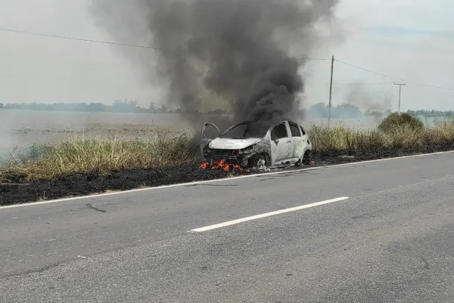 Pérdidas totales: el fuego consumió automóvil en el que viajaba un excombatiente y su familia