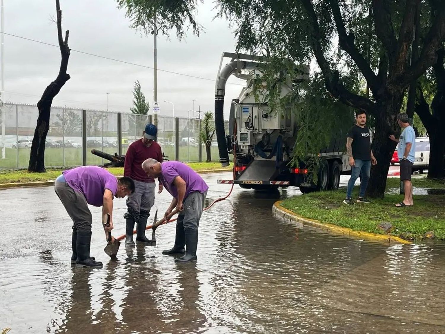 Operarios desagotan un sumidero en Quilmes