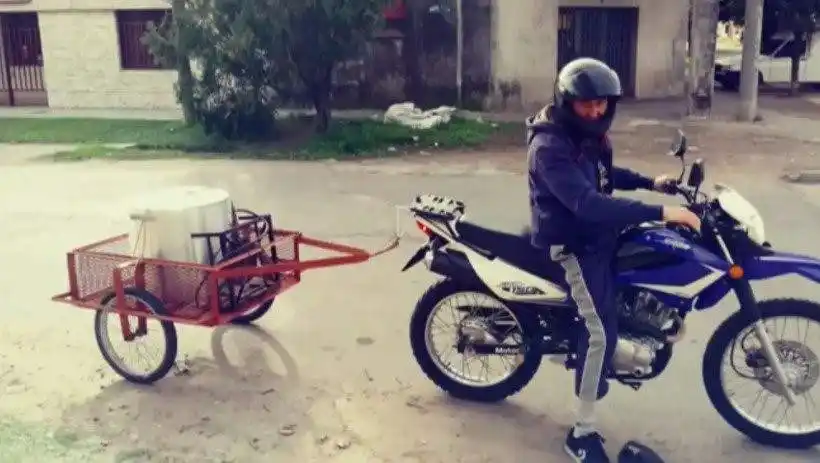 Merendero móvil: una moto recorre la ciudad llevando comida en Rosario
