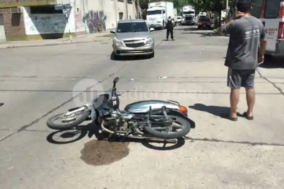 Choque entre un auto y una moto en barrio Villa Rosas terminó con un joven herido