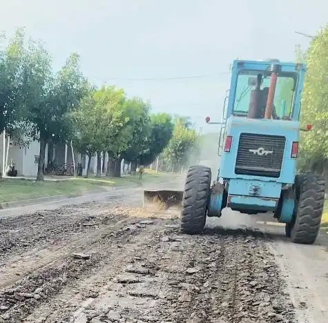 La motoniveladora avanza en el nivelado de calle.