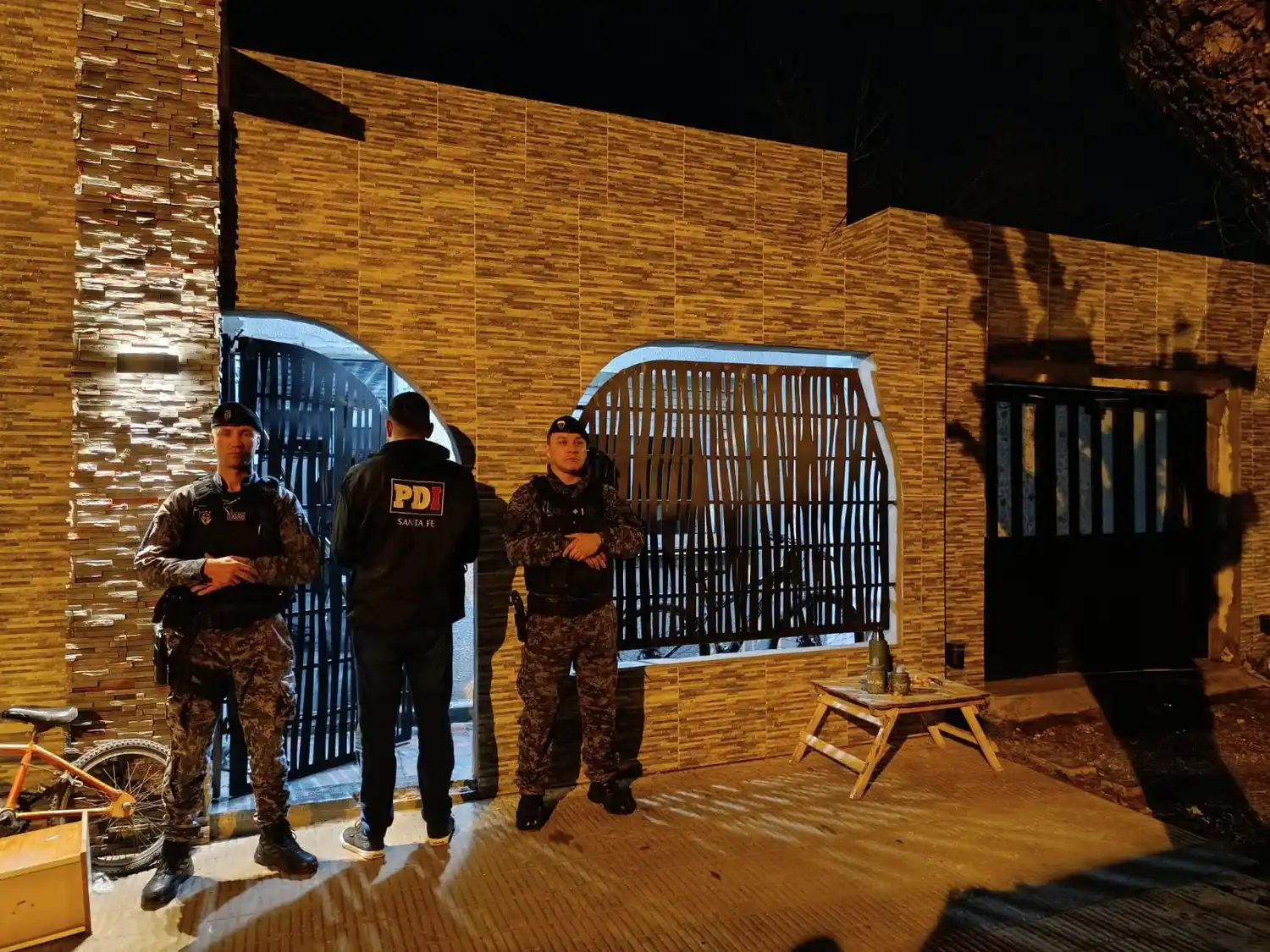 Uno de los allanamientos en la sureña localidad de Alcorta. Foto: Gentileza