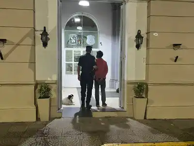 Tres hombres fueron detenidos tras robar una puerta de una obra en construcción