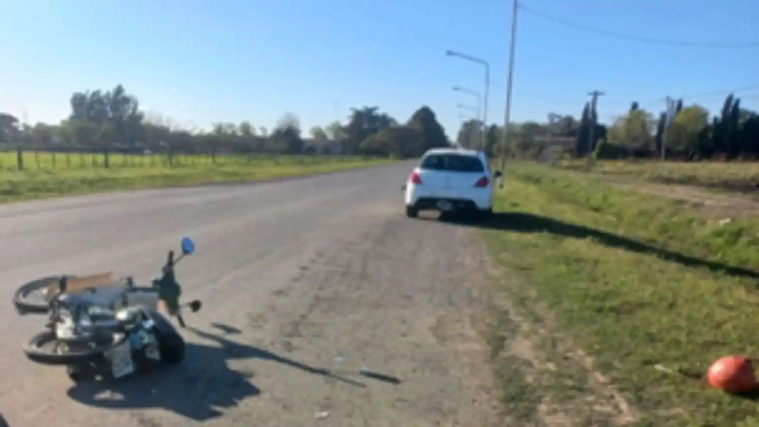 El automóvil y la moto colisionaron en el camino Lucio Mansilla.