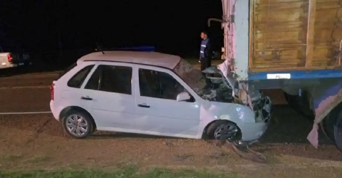 En la Ruta Provincial 20, un auto chocó desde atrás a un camión cargado de soja