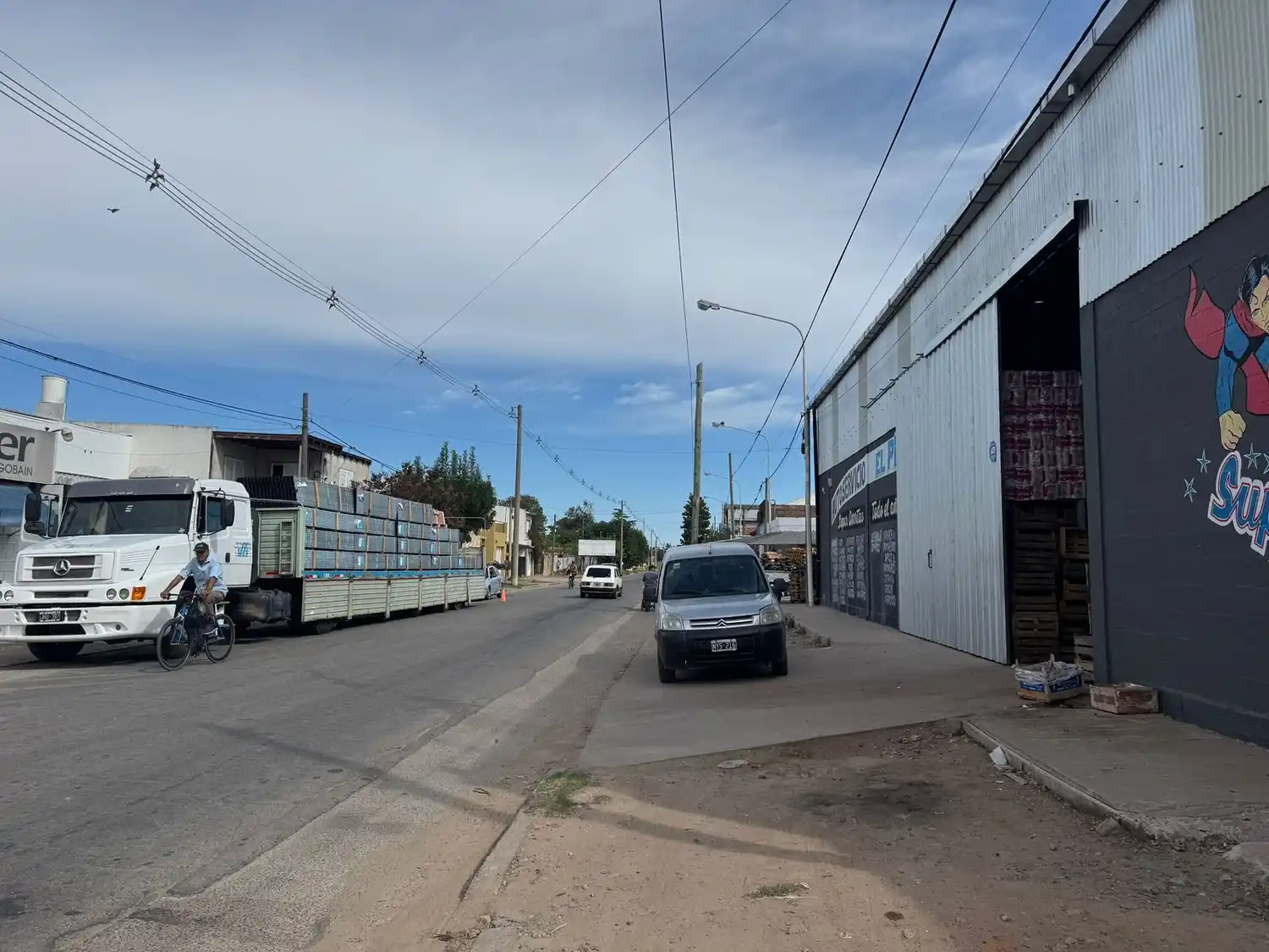 El portón del depósito, por Lucio Mansilla, recibió los impactos que sorprendieron a los clientes del comercio,