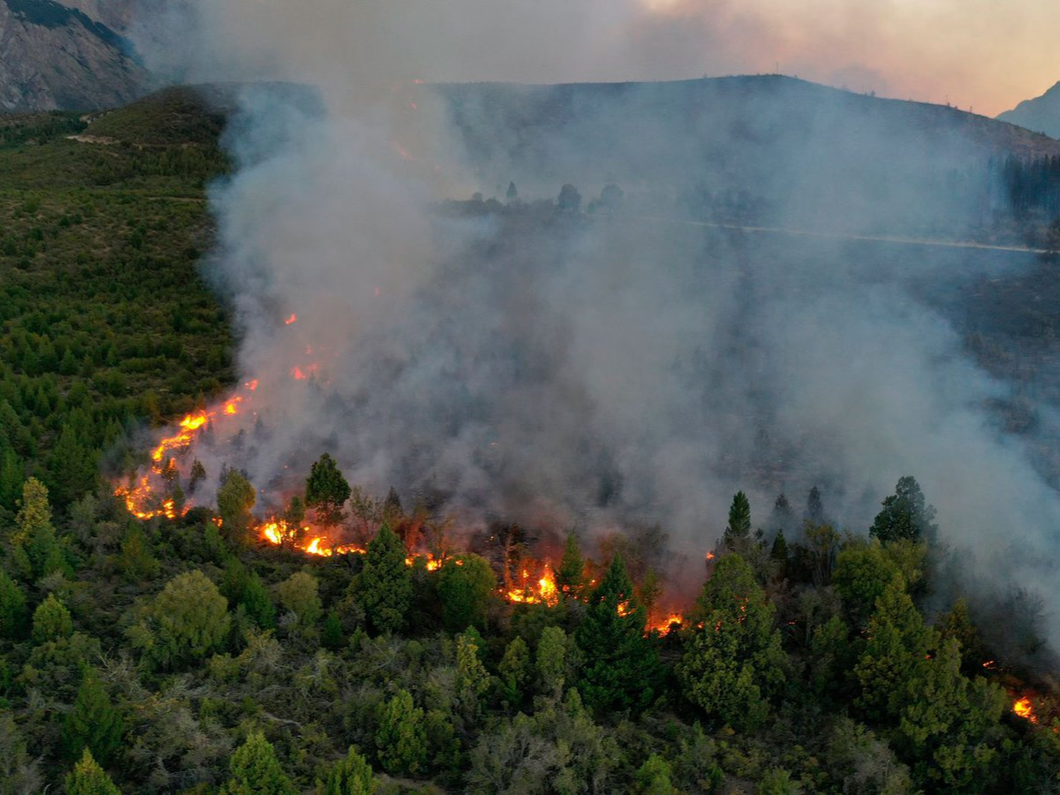 Allanan la vivienda de un sospechoso de haber iniciado el incendio en El Bolsón